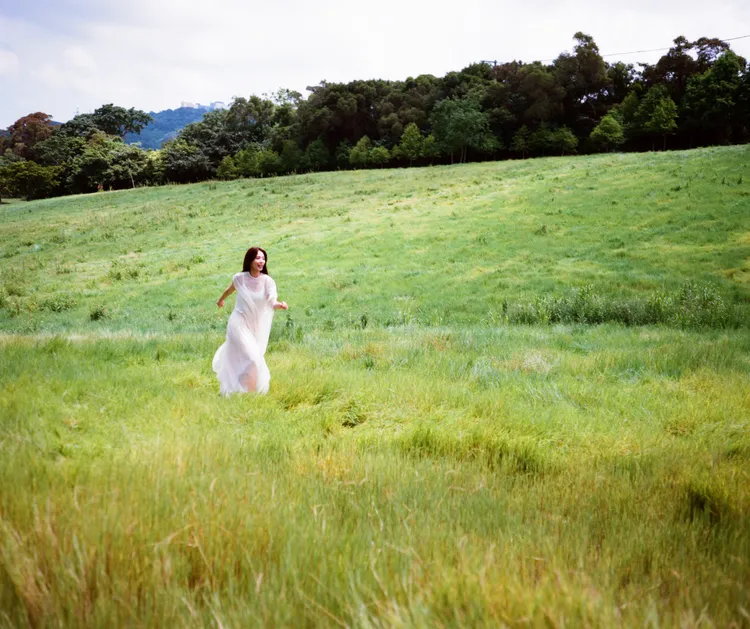 田馥甄在草地上狂奔。何樂音樂提供