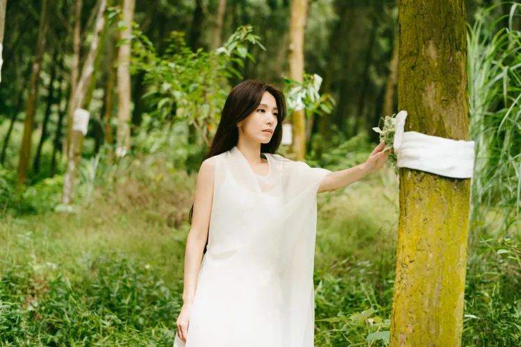 田馥甄在炎炎夏日拍攝ｍｖ，熱到香汗直流。何樂音樂提供