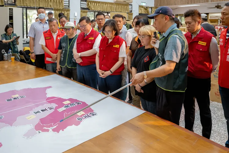 蔡英文與鄭文燦聽取簡報。總統府提供