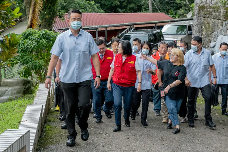 蔡英文與鄭文燦前往災區視察物資情形。總統府提供