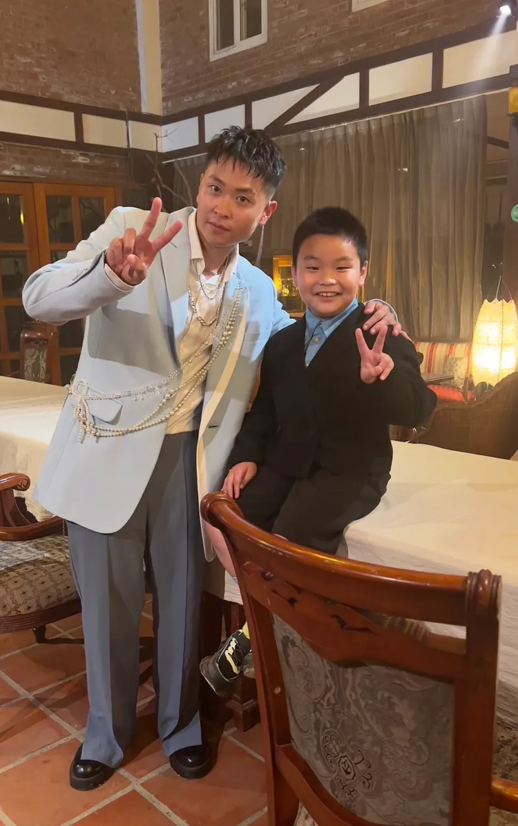 LINION（左）、和小演員開心合照。嘿黑豹工作室提供