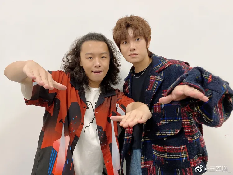 王澤鵬（右）、周菲戈被網友出征。翻攝王澤鵬微博
