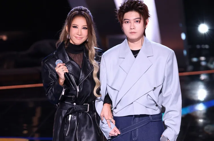 李玟總決賽當晚已跟隊內學員王澤鵬說好站她旁邊，卻遭製作單位 cue走。翻攝《中國好聲音》微博