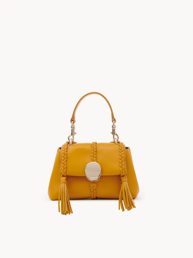 Chloé Penelope 塵土金迷你肩背手提包，5萬8200元。品牌提供