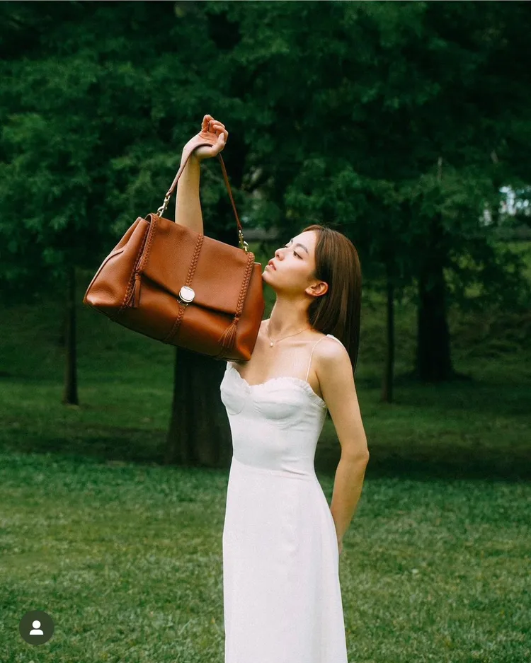 宋芸樺身穿白色洋裝小露性感。品牌提供