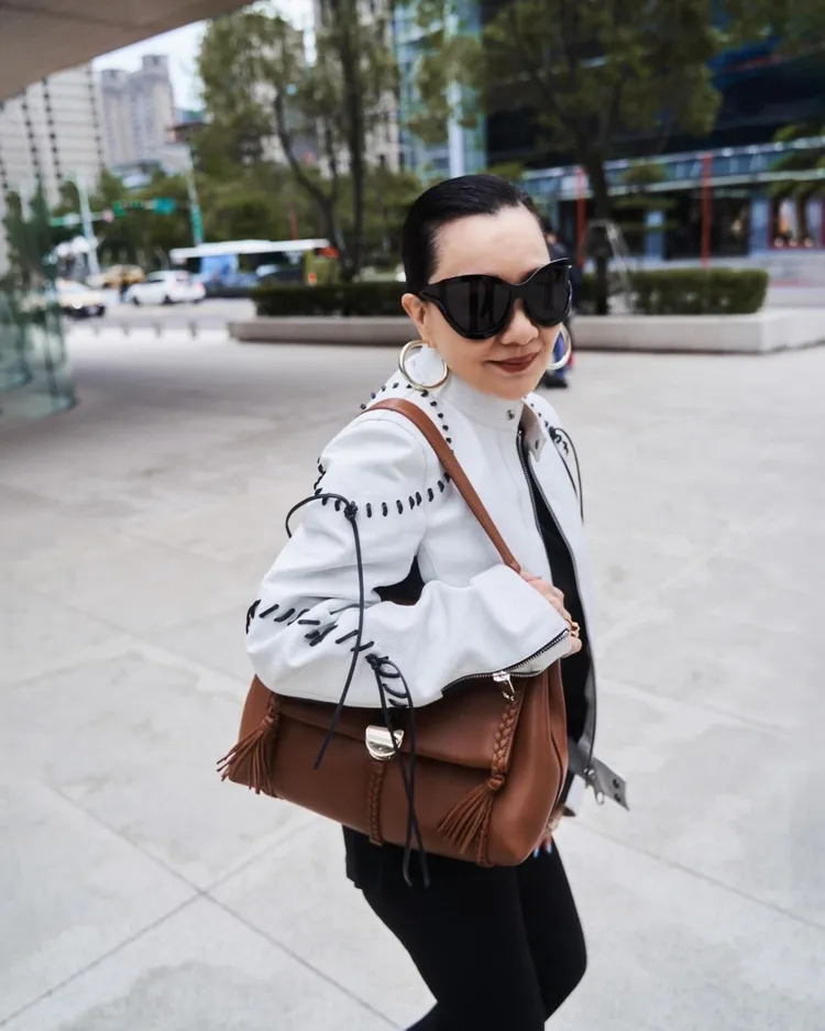 比莉姊墨鏡造型盡顯時尚風範。品牌提供