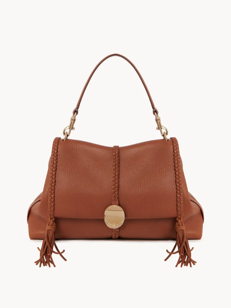 Chloé Penelope 焦糖棕中型肩背手提包，8萬4500元。品牌提供