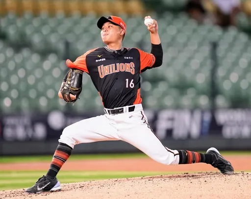 超搞笑!象獅大戰超肥老鼠來鬧場 中職出動7名人員才捕鼠成功