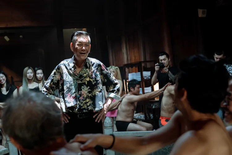 已故演員龍劭華（中）飾演地方勢力龐大的議長，開設神秘招待所。風起娛樂提供