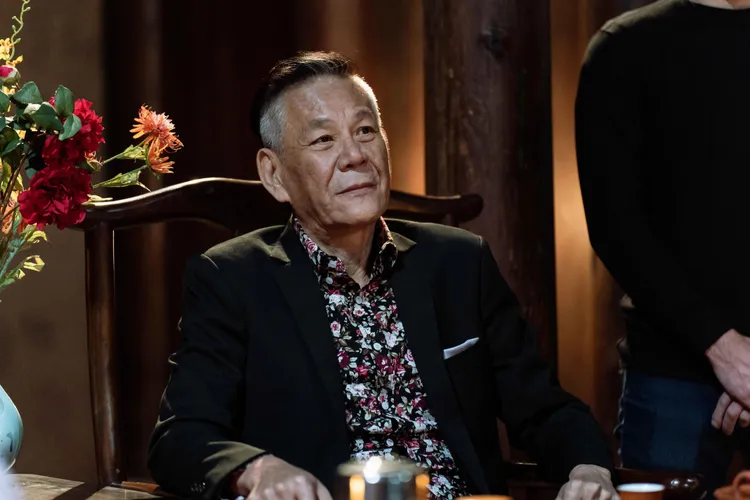 已故演員龍劭華飾演議長「林水木」，外表兇狠霸氣，實則相當怕老婆。風起娛樂提供