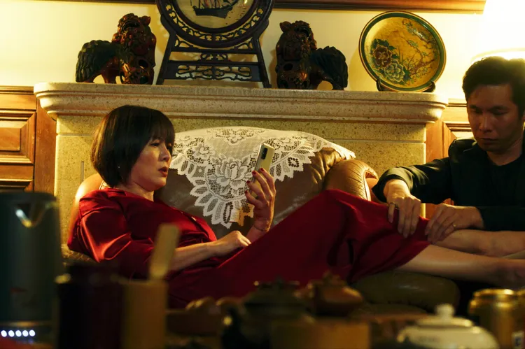 苗可麗（左）飾演議長夫人，角色性格強勢，將再現「連珠炮」的罵功演技。風起娛樂提供