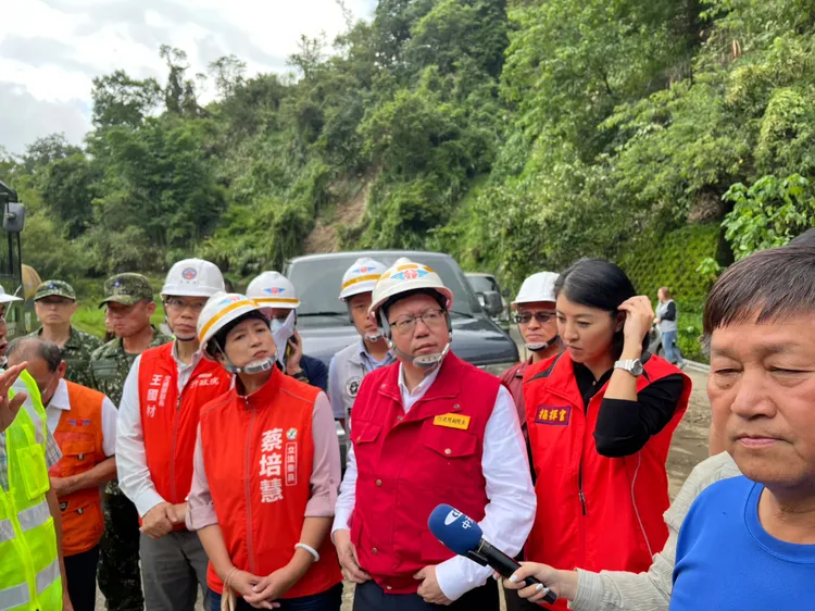 鄭文燦上午前往南投仁愛鄉勘災。行政院提供