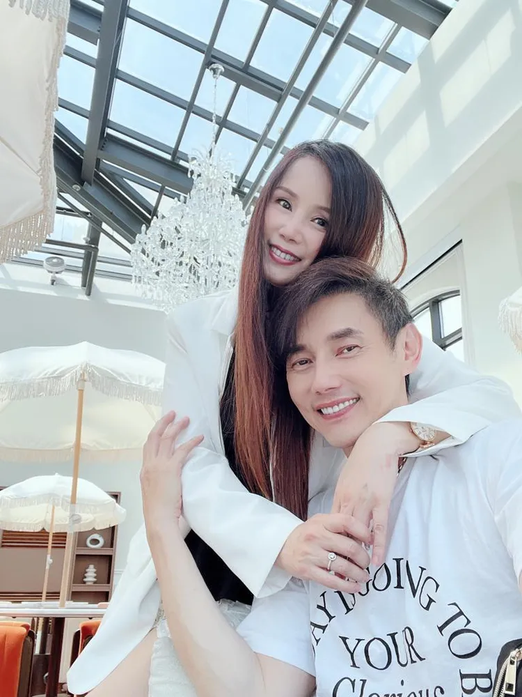 包偉銘跟老婆感情甜蜜蜜。翰森娛樂提供