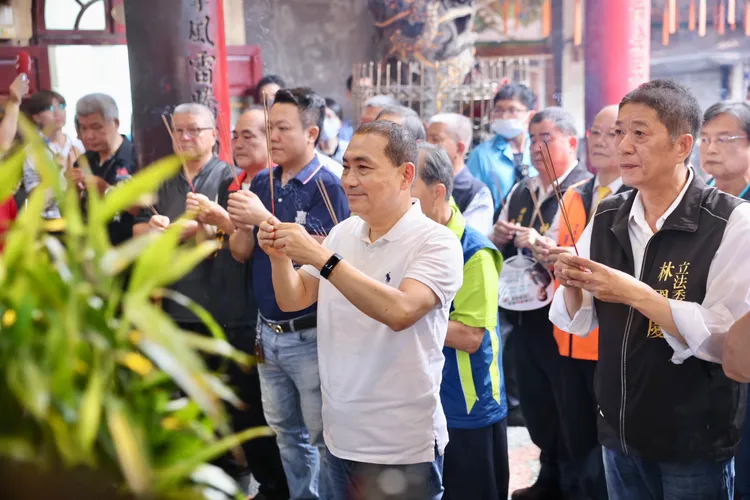侯友宜26日下午陸續前往嘉義新港、梅山參拜。國民黨提供