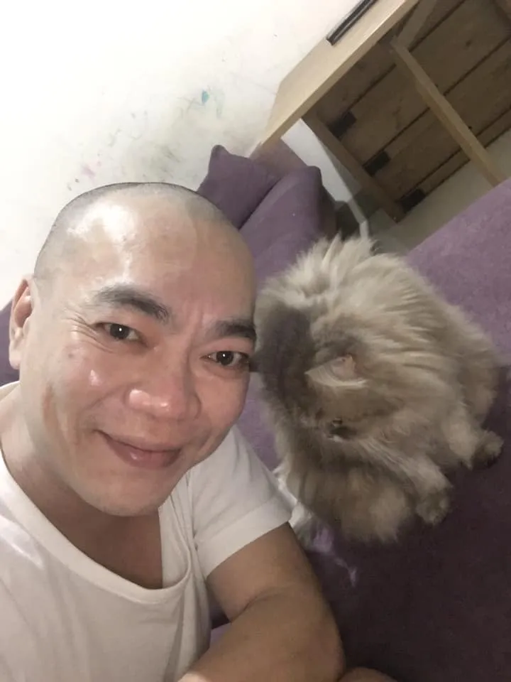 「艋舺阿龍炒飯」老闆去年2月與寵物自拍。翻攝臉書「艋舺阿龍炒飯專門店」