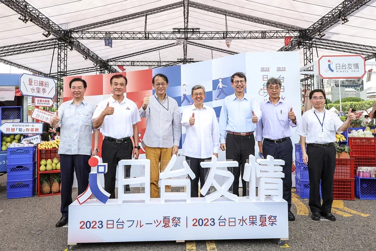 （左起）外交部長吳釗燮、台灣日本關係協會會長蘇嘉全、泉裕泰、陳建仁、行政院發言人林子倫、農業部次長陳駿季、農業部農糧署主任秘書陳啓榮等人出席。