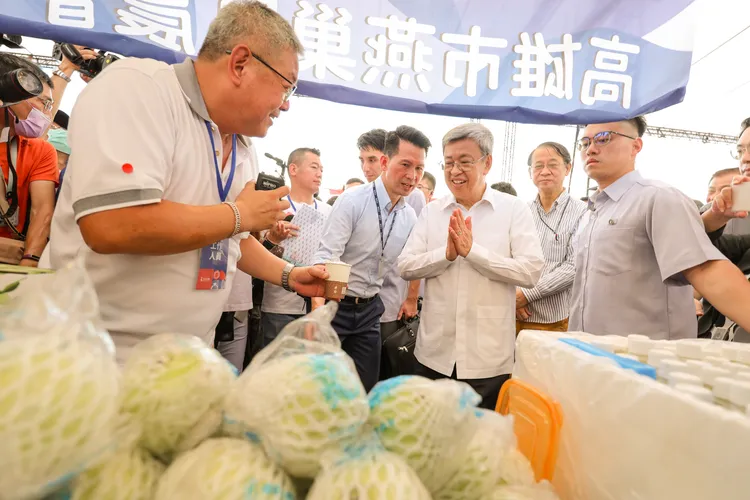 陳建仁跟日本台灣交流協會代表泉裕泰一同逛水果攤位。文化總會提供