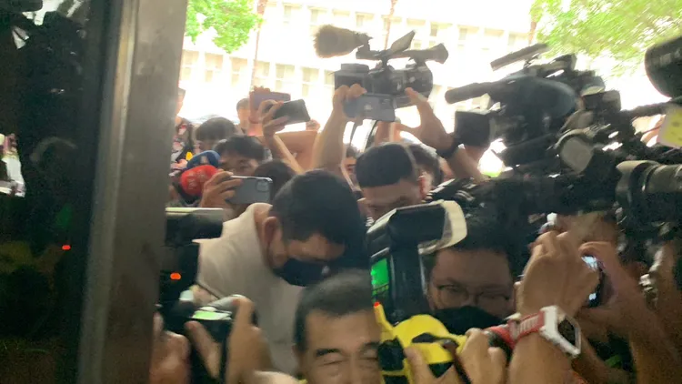 NONO被大批媒體包圍拍攝。丁牧群攝