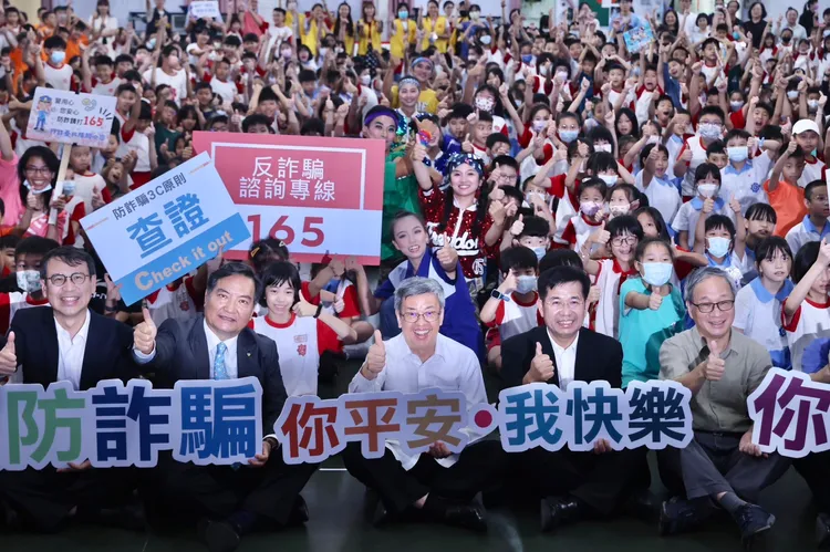 教育部今（31）日在台北市日新國小舉行校園詐騙防制活動。行政院長陳建仁（左3）、教育部長潘文忠（右2）均出席。林林攝