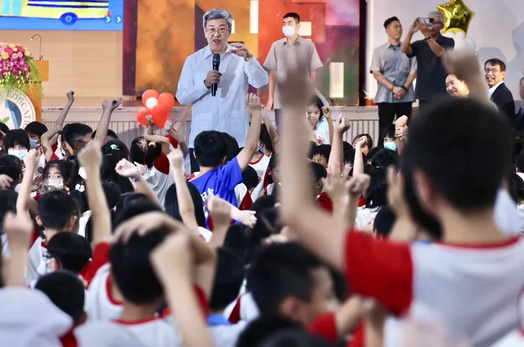 陳建仁與小學生互動。林林攝