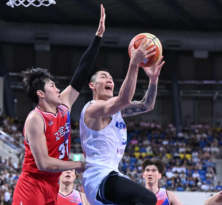 劉錚(右)上籃。中華籃協