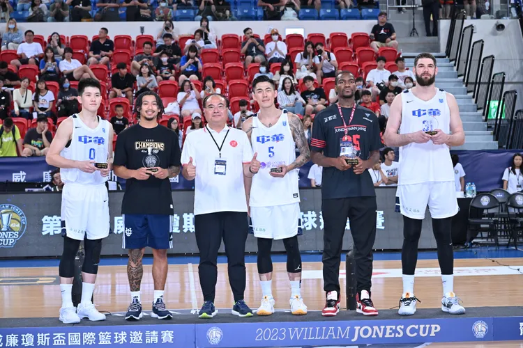 最佳五人克拉克瑞爾(左2)林庭謙(左1)、劉錚(右3)、阿提諾(右1)麥斯威爾(右2)。中華籃協