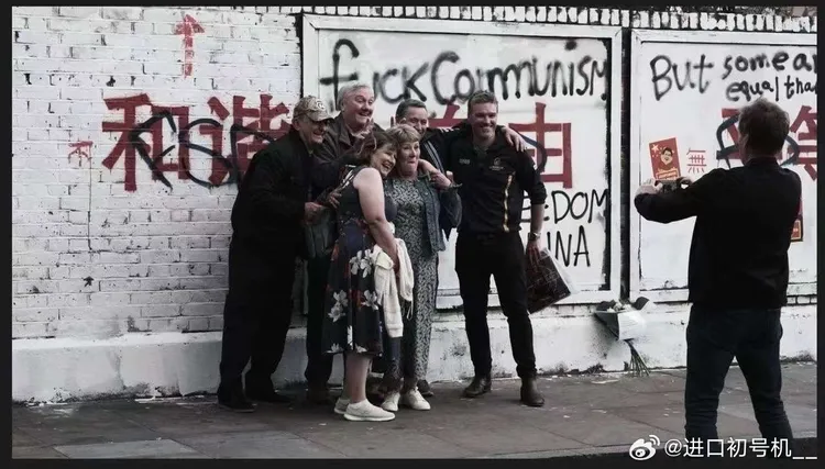 英國民眾對標語牆一笑置之。翻攝推特