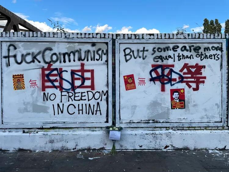 塗鴉牆被改成反中牆。翻攝推特