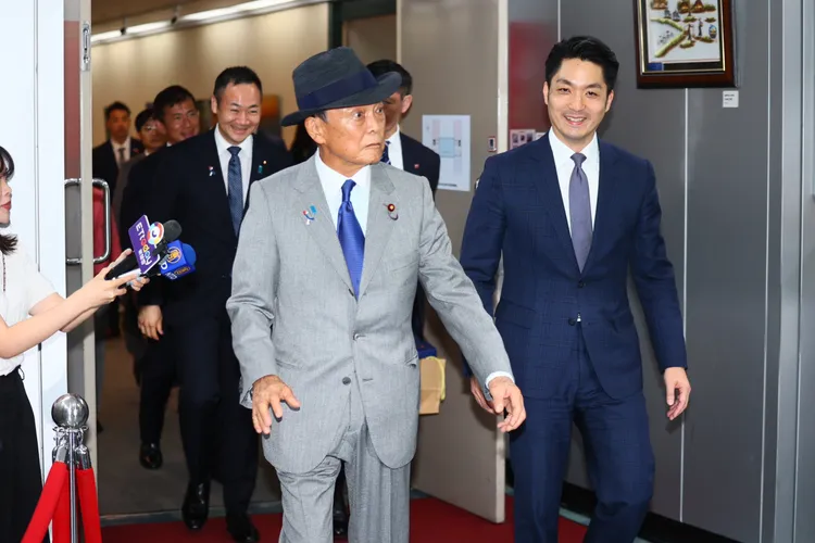 日本前首相麻生太郎（左）與台北市長蔣萬安（右）會面。彭欣偉攝