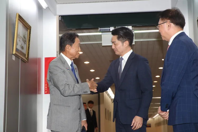 日本前首相麻生太郎（左）與台北市長蔣萬安（右）會面。彭欣偉攝