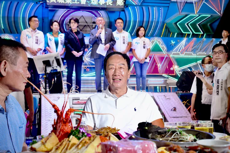 郭台銘柯文哲今晚同時出席「台北市計程車公會普渡餐會」但兩人互動不多。林林攝