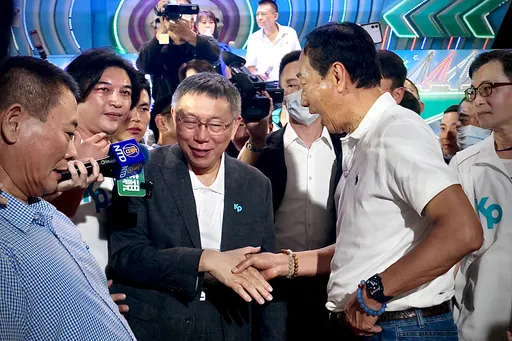 柯文哲傻眼!場外枯等郭台銘致詞25分鐘 握手快閃留「走味的咖啡」