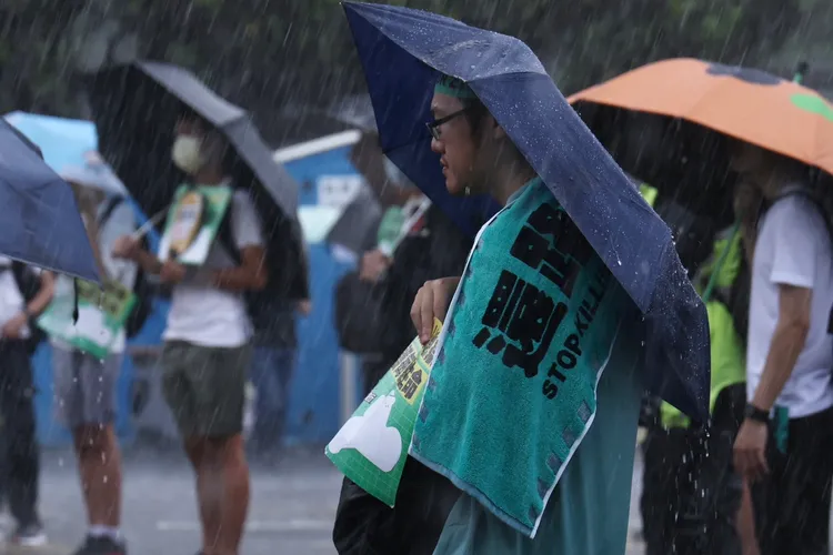 還路於民大遊行今雨中登場。林林攝