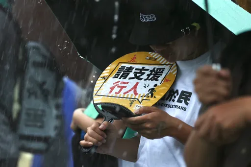 雷神、雨神都來攪局！還路於民大遊行登場　近200人冒雨響應