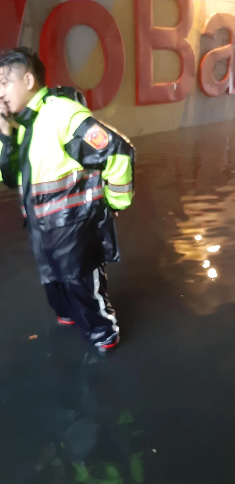 板橋大關地下道淹水封閉。取自「板橋警聲雲」臉書