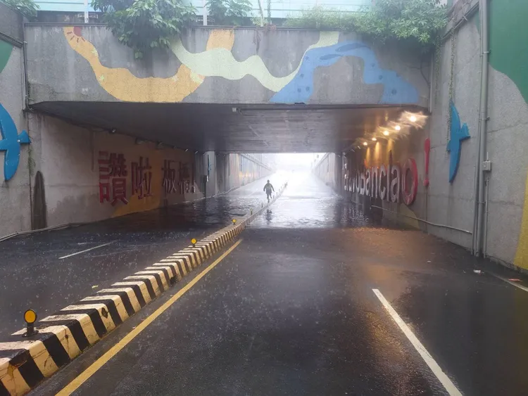 板橋大關地下道淹水封閉。取自「板橋警聲雲」臉書