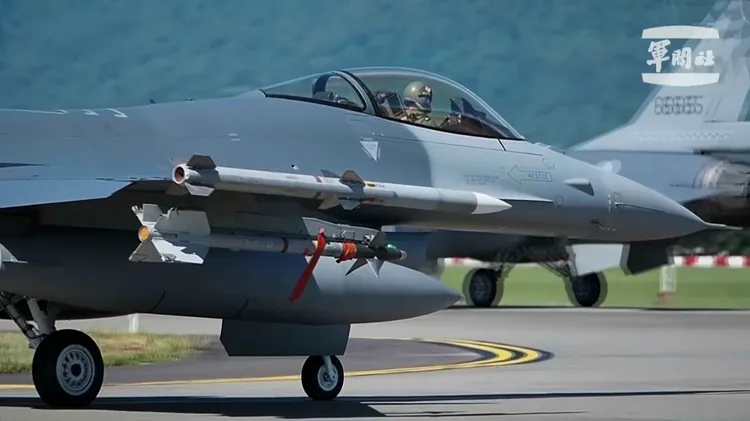 我國軍一架F-16s戰機，20日從花蓮基地準備升空。美聯社