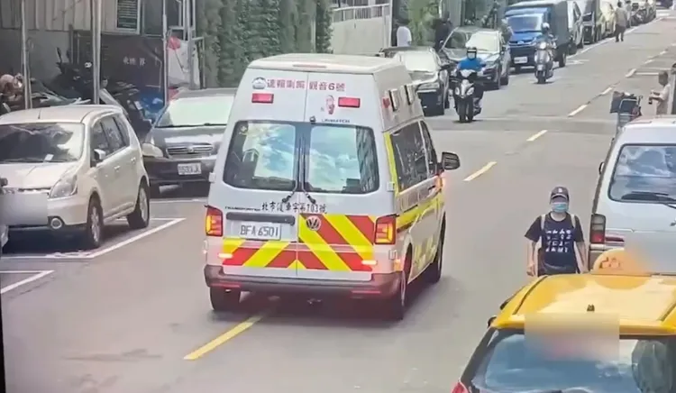 救護車到場將許男送醫。翻攝畫面