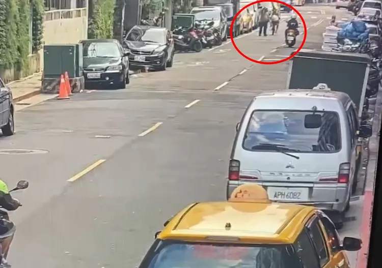 李男路邊攔下警方報案。翻攝畫面