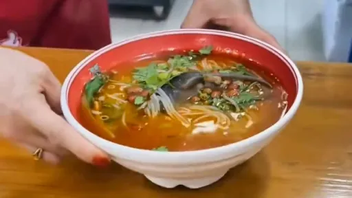 餐館上菜竟是「老鼠麵」 老闆:牠墜樓剛好掉進碗裡