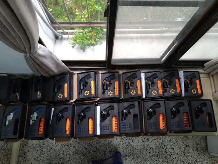 警方起出18把中國製的金屬左輪槍枝。警方提供