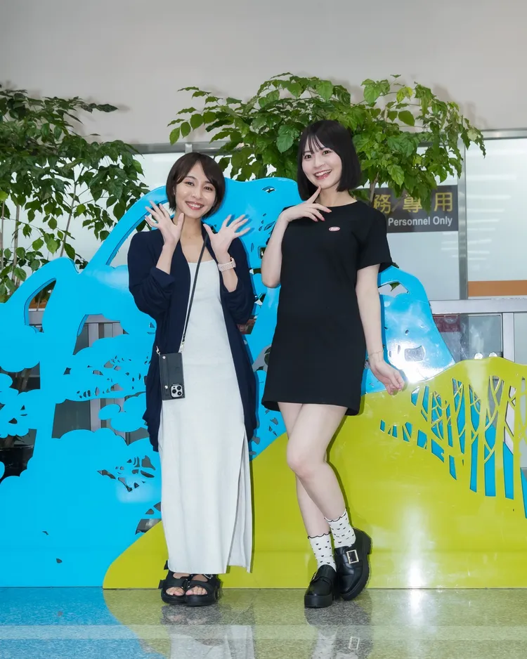 逢見RIKA（左起）、東條夏。讀者提供