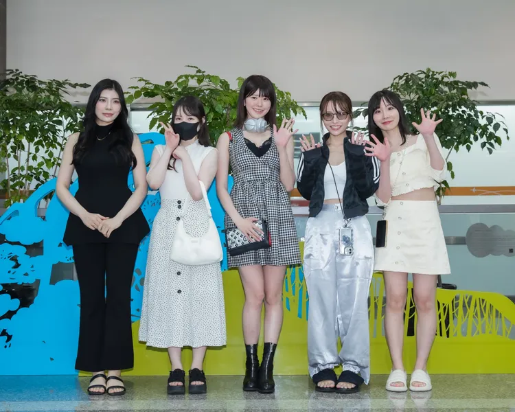 神木麗（左起）、香水純、明日見未來 、伊藤舞雪 、Nia。讀者提供