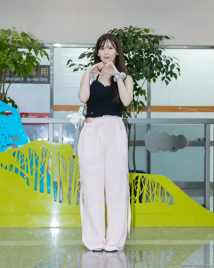 明里紬手比愛心，向台灣粉絲問好。讀者提供