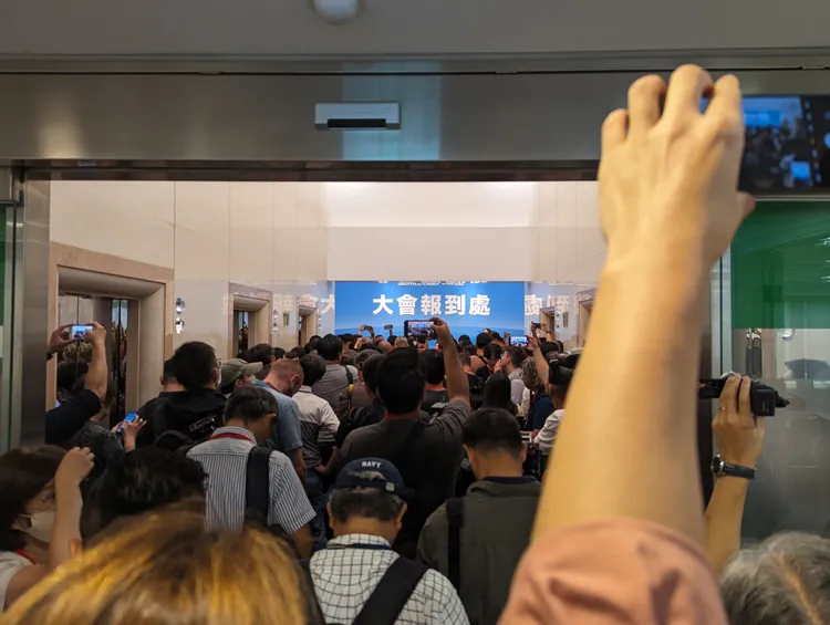 記者會現場擠得水洩不通。記者蘇柏銓攝