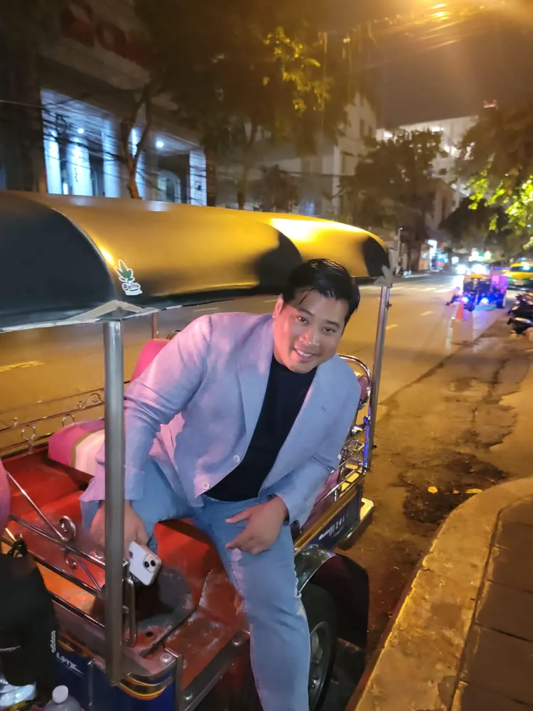 瓦差勒宋在臉書上傳在曼谷乘坐嘟嘟車的照片。翻攝臉書@Vacharaesorn Vivacharawongse