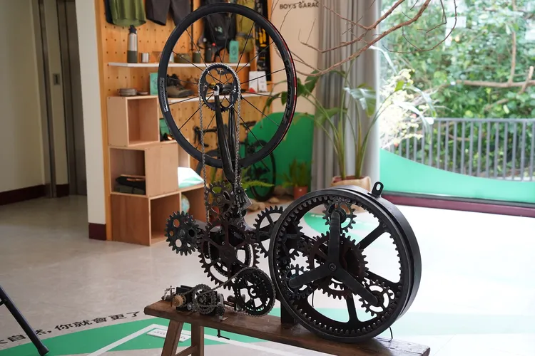 擬音裝置藝術家蕭聖健推出以廢棄單車零件為主題的「聲音輪藝術展」。縣府提供