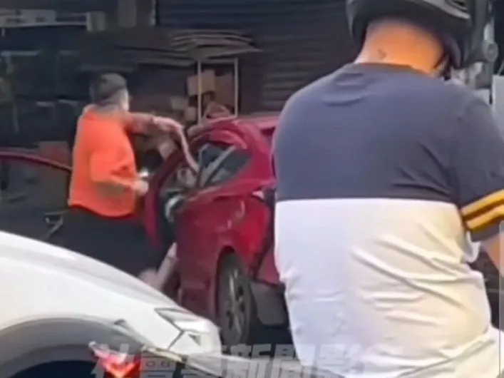 打開車門朝駕駛座的被害人攻擊。翻攝社會事新聞影音