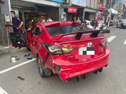 行車糾紛爆街頭追逐　十字路口硬擠大迴轉！2男再追上砸車傷人