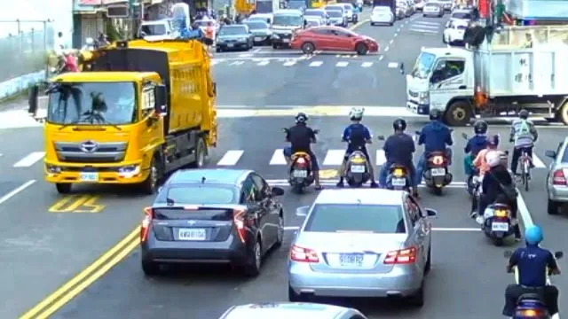 被害人駕車在十字路口迴轉。翻攝畫面